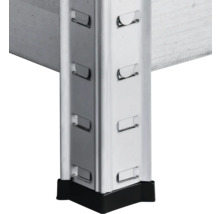 Detailaufnahme eines Metallregals mit schwarzen Füßen.