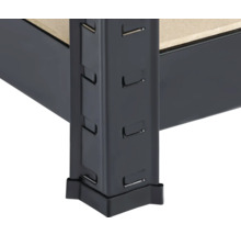 Detailaufnahme eines Metallregals mit verstellbaren Regalböden