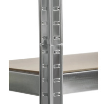 Detailansicht eines Metallregals mit Fachboden