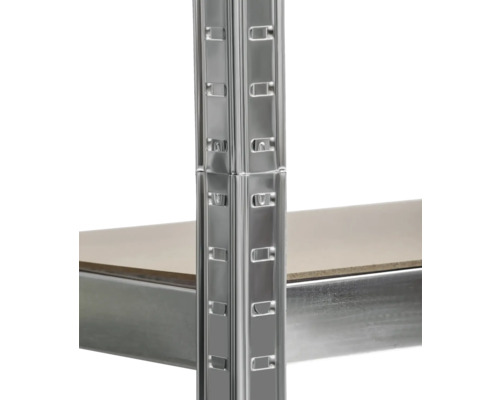 Detailansicht eines Metallregals mit Fachboden