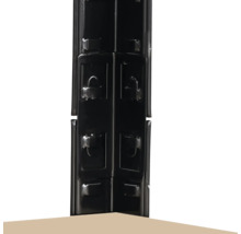 Detailansicht eines schwarzen Regalsystems, das die Konstruktion und Befestigungselemente zeigt.