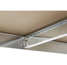 Vue détaillée d'un coffre de toit avec cadre métallique et mécanisme de fixation.