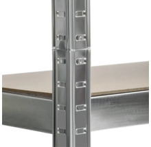 Gros plan d'une étagère métallique avec des tablettes.