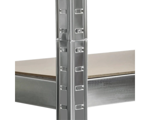 Gros plan d'une étagère métallique avec des tablettes.