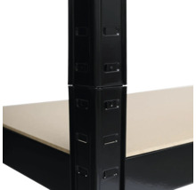 Detailansicht eines Metallregals mit Fachboden