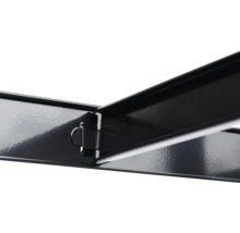 Detailansicht einer schwarzen, rechteckigen Stahlkonstruktion