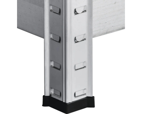 Detailansicht eines Regals mit Metallelementen und schwarzem Fuß