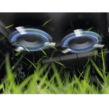 Nahaufnahme des Mähwerks eines Rasenmähers beim Schneiden von Gras