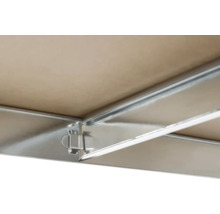 Detailansicht einer verzinkten Dachbox mit Befestigungselementen