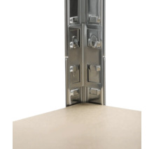 Detailansicht eines Steckregalsystems mit Metallelementen