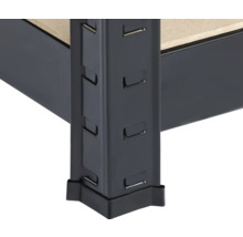 Detailaufnahme eines Metallregals mit verstellbaren Regalböden