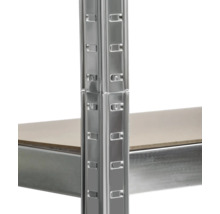 Detailaufnahme eines Metallregals mit Fachböden