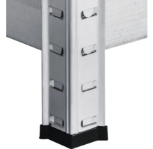 Detailansicht eines Regals mit Metallelementen und schwarzem Fuß