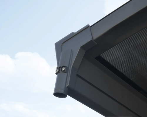 Detailansicht einer Terrassenüberdachung mit Entwässerungssystem