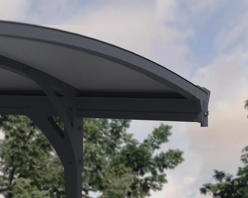 Detailansicht eines Carports mit Aluminiumrahmen und gewölbtem Dach
