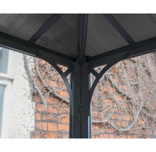 Vue détaillée d'une structure de pavillon avec des piliers métalliques et un toit