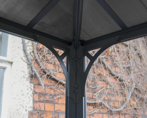 Vue détaillée d'une structure de pavillon avec des piliers métalliques et un toit