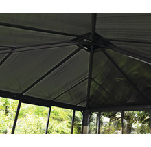 Vue détaillée du toit d'un pavillon de jardin avec cadre en aluminium et panneaux transparents.