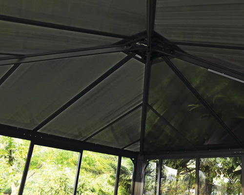 Vue détaillée du toit d'un pavillon de jardin avec cadre en aluminium et panneaux transparents.