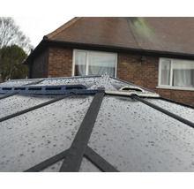 Gros plan du toit d'un pavillon ou d'un abri avec ouvertures de ventilation.