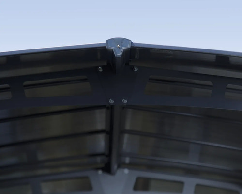 Vue détaillée du toit d'une cabane de jardin avec cadre métallique