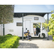 Camping-car sous un abri de voiture avec des enfants qui jouent