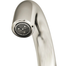 Nahaufnahme eines Wasserhahnauslaufs mit Perlator