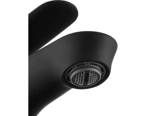 Detailaufnahme eines schwarzen Wasserhahns mit Perlator