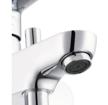 Nahaufnahme einer verchromten Waschtischarmatur