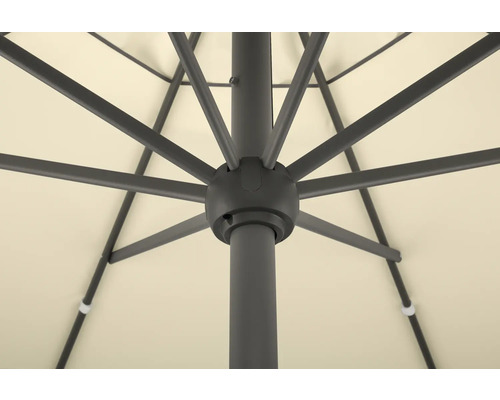 Gros plan d'un parasol avec baleines et mât