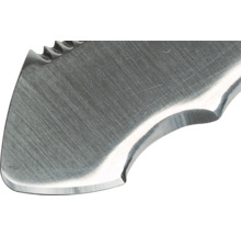 Gros plan de la lame d'un couteau avec un dessus dentelé