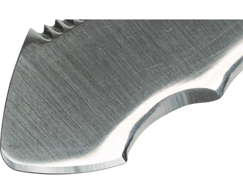 Gros plan de la lame d'un couteau avec un dessus dentelé