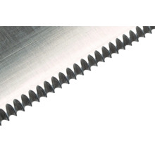 Gros plan de la lame d'une scie à main.