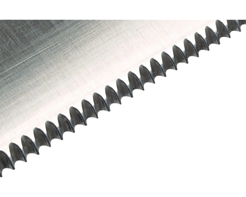 Gros plan de la lame d'une scie à main.