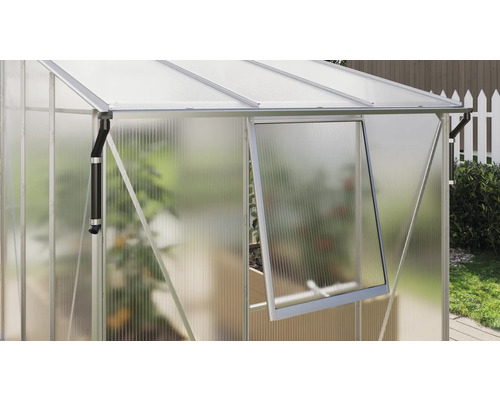 Gewächshaus mit offenem Fenster und Dachrinne