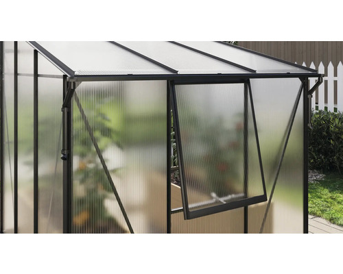 Detailansicht eines Gewächshauses mit geöffnetem Fenster zur Belüftung