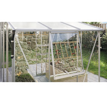 Gewächshaus mit geöffnetem Fenster und Bewässerungssystem