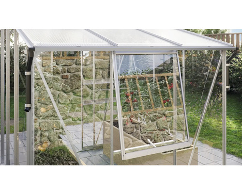 Gewächshaus mit geöffnetem Fenster und Bewässerungssystem
