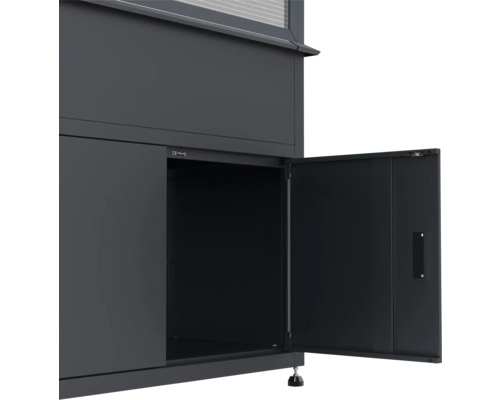 Vue détaillée d'une armoire de jardin avec une porte ouverte.