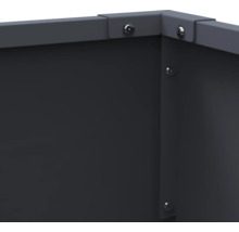 Vue détaillée d'un entourage métallique gris foncé vissé