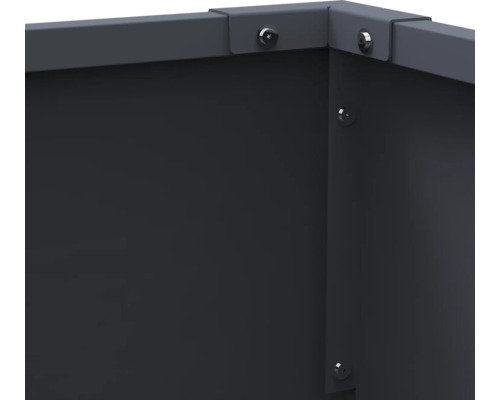 Vue détaillée d'un entourage métallique gris foncé vissé