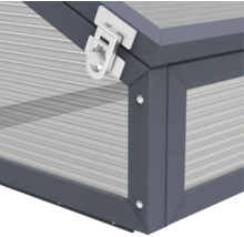 Vue détaillée d une couche maraîchère avec cadre en aluminium, parois alvéolaires et mécanisme de fermeture pour le couvercle.