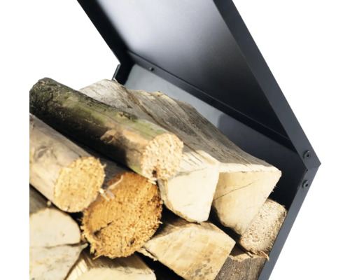 Brennholzregal gefüllt mit Holzscheiten