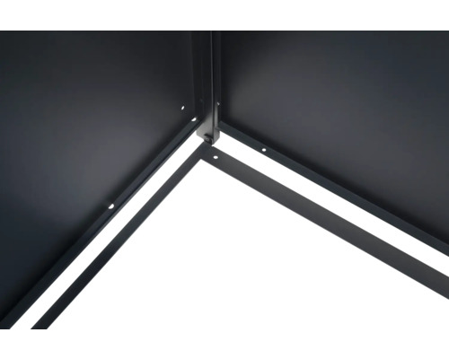 Detailansicht einer Pavillon-Ecke mit Metallelementen