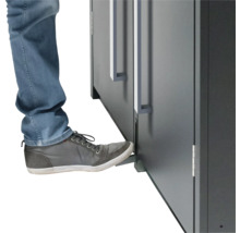 Bedienung eines Möbelschranks mit Fußpedal