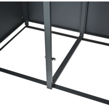 Detailansicht des Metallgestells eines Gerätehauses.