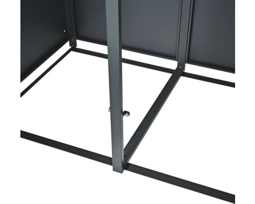 Detailansicht des Metallgestells eines Gerätehauses.