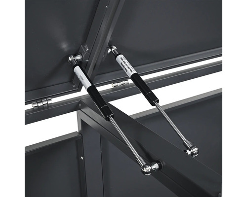 Detailansicht eines Gerätehauses mit Gasdruckfedern