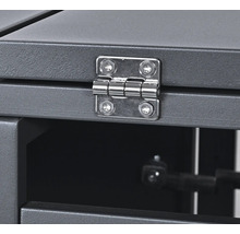 Detailansicht eines Scharniers an einem Möbelstück