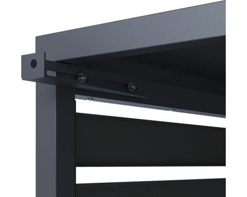 Detailansicht einer Pergola mit Lamellen und Schrauben